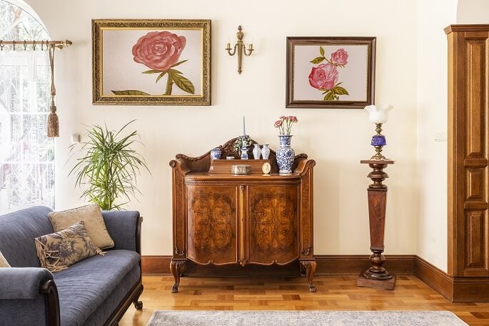絵画や花瓶などが飾られたアンティーク調の部屋の外観