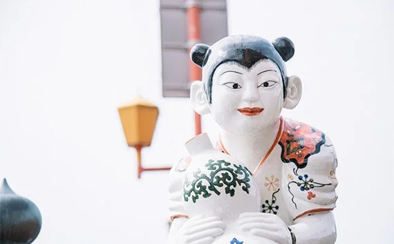 写真：ひょうたんを持った人の像の写真