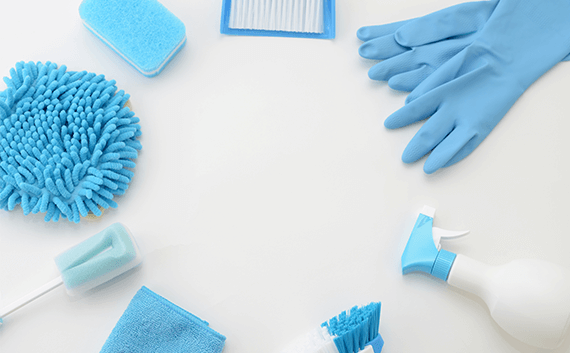 写真:雑巾や洗剤など清掃用道具