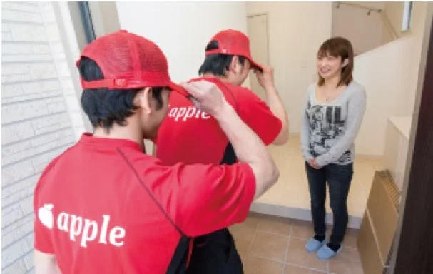 写真：アンケートエピソード。アップル引越センターの方とお客様が写っている写真。