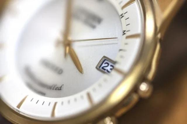 写真：腕時計のアップの写真。