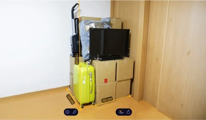 写真：AR Rulerを使用して積み上げられた荷物の3辺の長さを測る