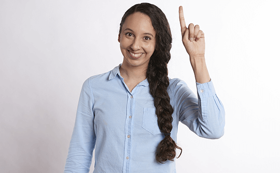 写真：自動車・バイクの3つの輸送方法。笑顔の女性。