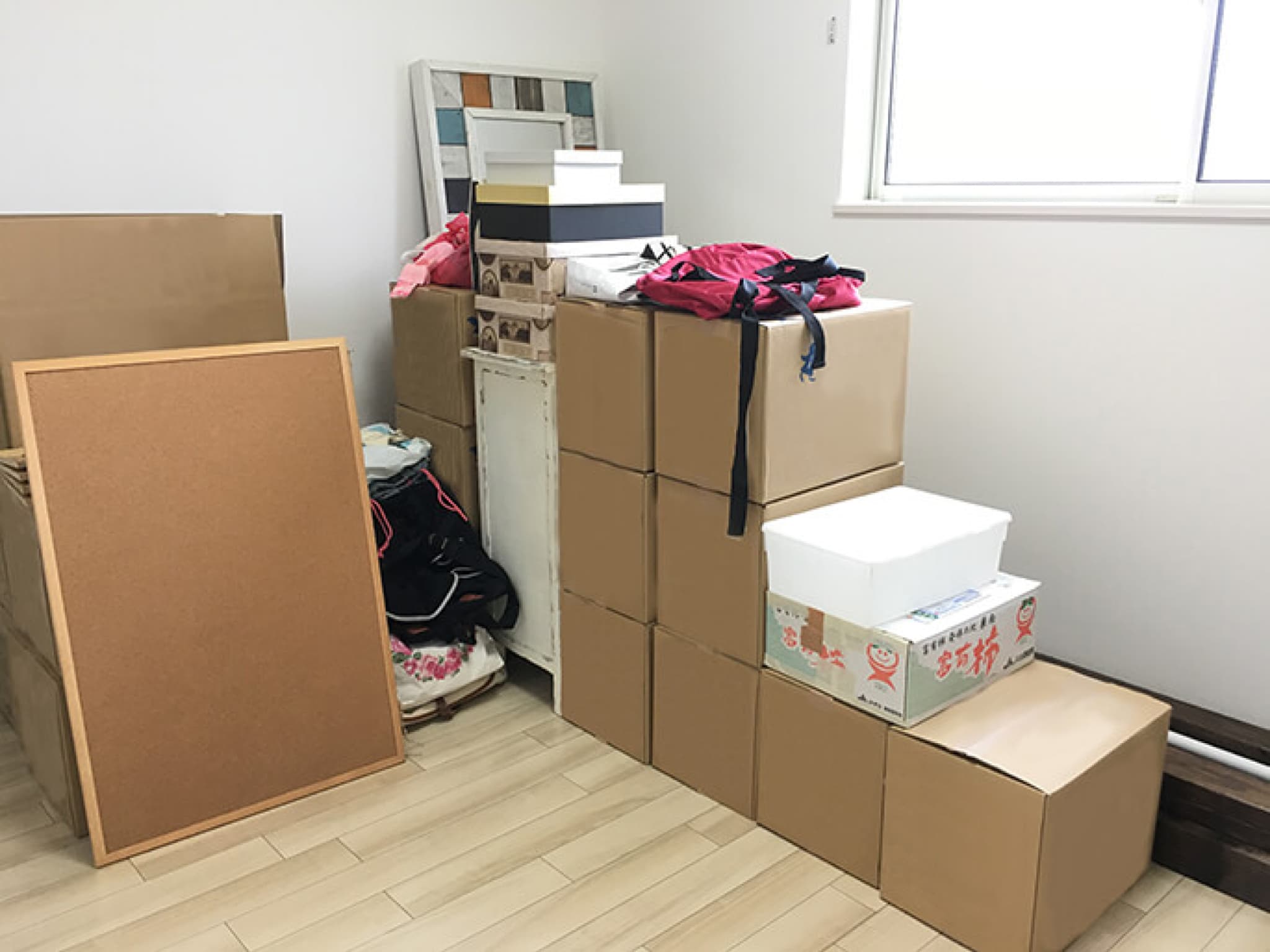 引越しの準備で積み上げられたダンボール
