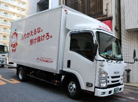 写真：サービスエリア。アップル引越センターのトラックが写っている写真。