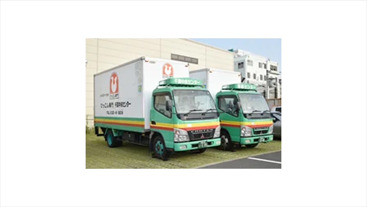 写真:ハトのマークの引越センターのトラックが写っている写真