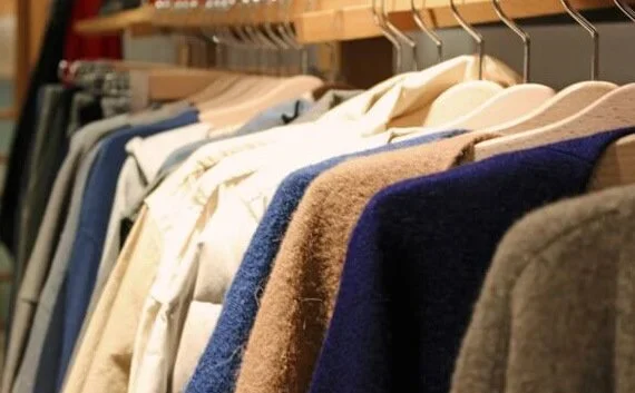 写真：クローゼットの服が写っている写真。