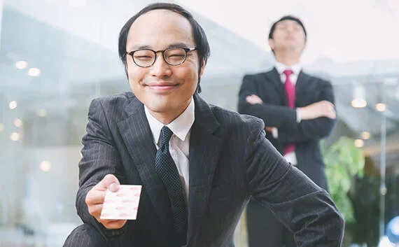 写真：ギフトカードを渡す男性の写真