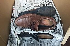 写真：ダンボール箱に靴を詰めて引越しをする場合。段ボールに複数の靴を収納している様子。