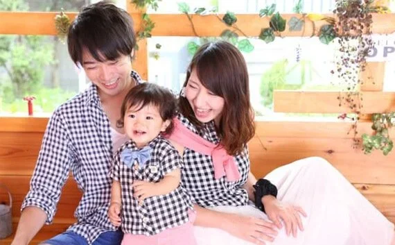 写真：3人家族の写真
