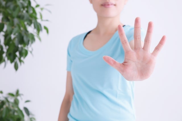 写真：敷金と礼金なしの賃貸物件に引越しをする際の注意点。手のひらをパーにしている女性の写真。