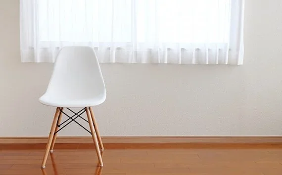写真：白い椅子が窓際に置いてある写真。