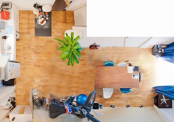 写真：キッチンの後ろにテーブルを置き、カウンター代わりにしている写真。