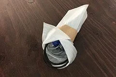 写真：ケーブルをタオルや緩衝材で包んでいる写真