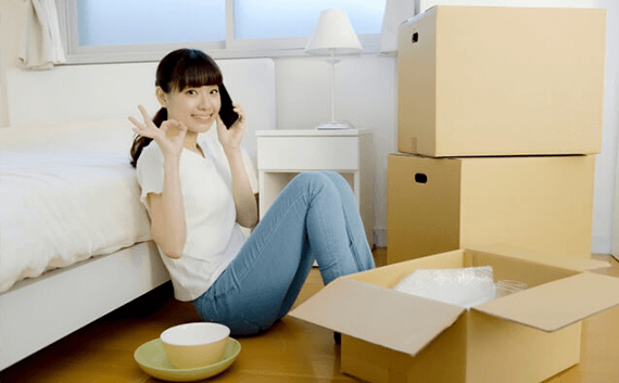 写真：引越し準備中の女性