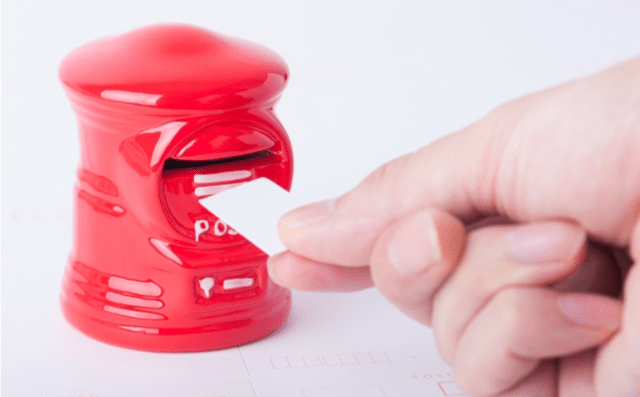 写真：手のひらサイズの郵便ポストのオブジェの写真