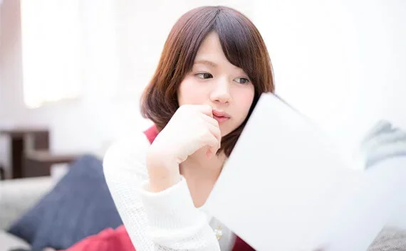 写真：カタログを見ている女性の写真