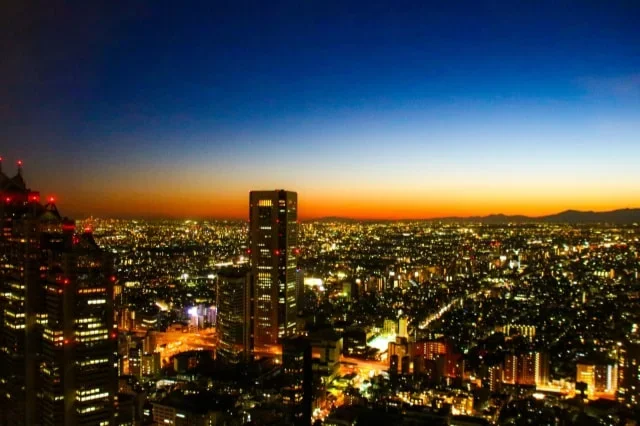 写真：ビルが並んでいる夜景の写真