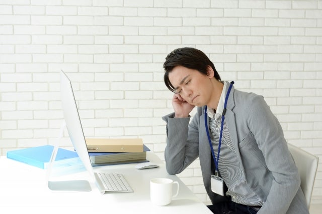 写真：敷金礼金なし物件に引越しする4つのデメリット。パソコンを見て悩んでいる男性の写真。