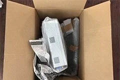 写真：ダンボールの底に緩衝材や新聞紙を敷き詰めている写真