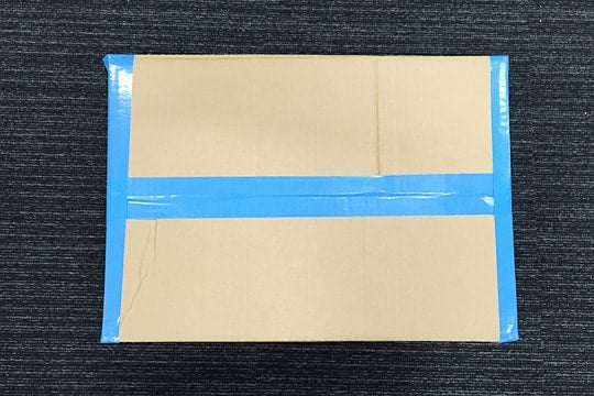 写真：ガムテープをHの字で貼ったダンボールを上から撮影した写真