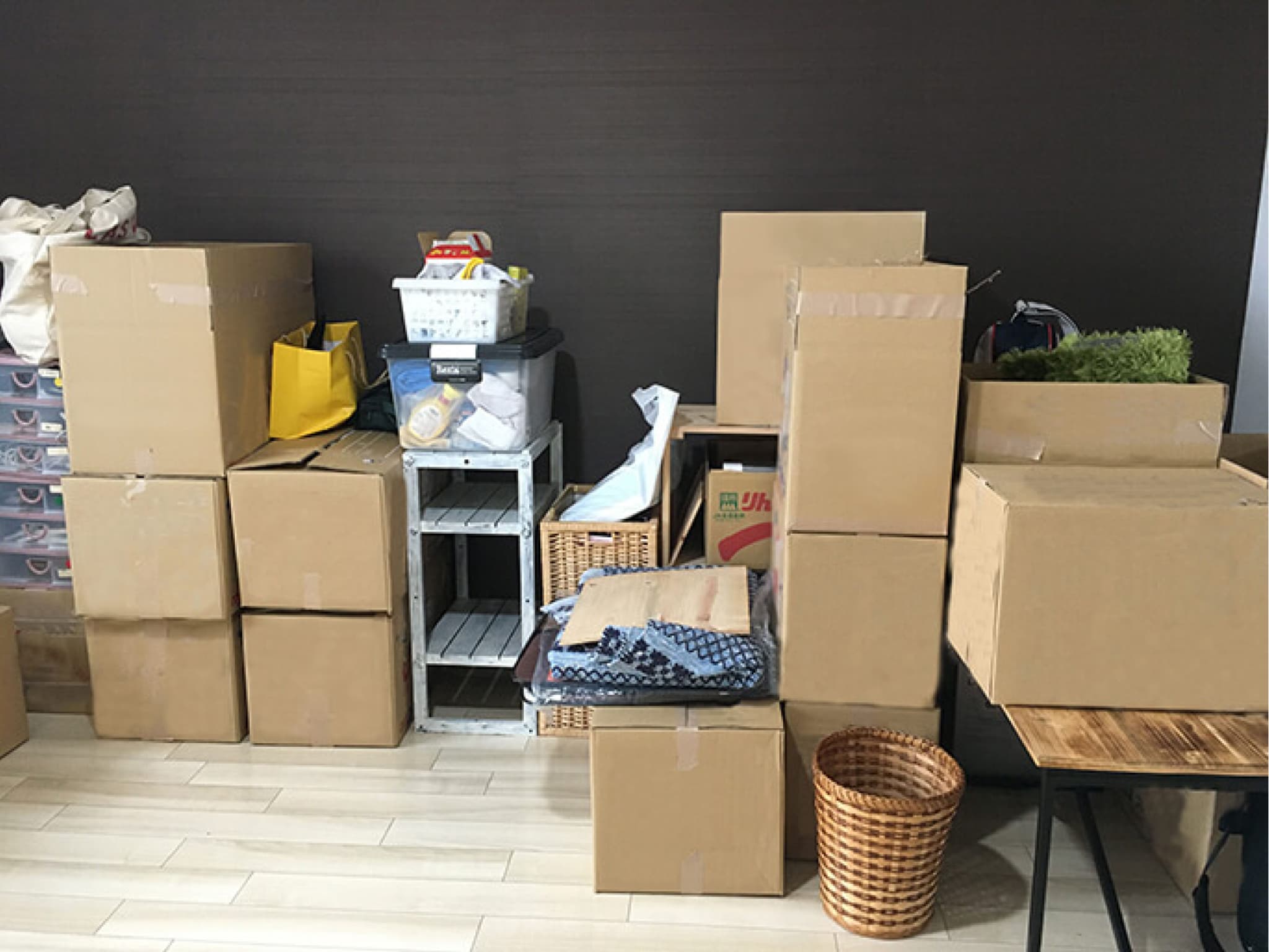 引越しの荷造りが終わって積み上げられたダンボール