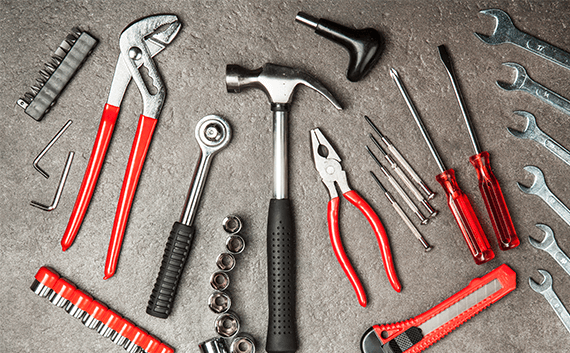 写真:ドライバーなどの工具類