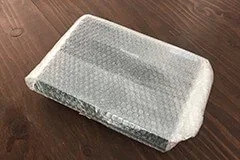 写真：プチプチでノートPCを包んでいる写真