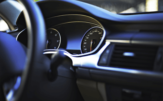 写真：自分で運搬する。車の運転席。