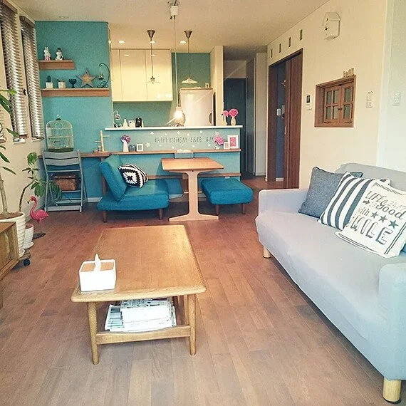 写真：カウンターにT字になるようにテーブルとチェアを配置している写真。