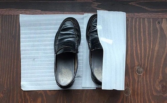 写真：靴の色移りを予防する。包まれている靴。
