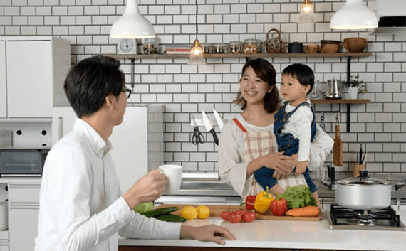 写真：キッチンにいる家族の写真