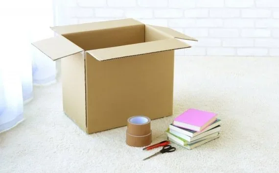 写真：ダンボールと梱包資材と本が写っている写真