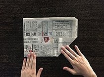 包丁の梱包手順3：新聞紙を内側に折る