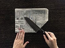 包丁の梱包手順4：包丁の角と新聞紙の角を合わせる