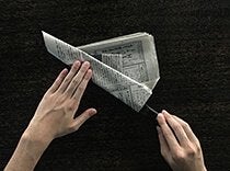包丁の梱包手順6：新聞紙を包丁に巻きつけるように折る