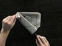 包丁の梱包手順7：刃先の新聞を折り曲げる