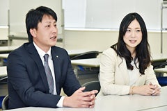 インタビューに答える日本通運の古澤翔と渋谷香澄