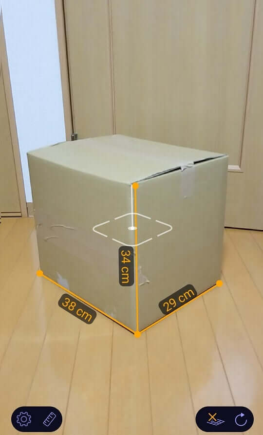 アプリ「AR ruler」でダンボール1箱のサイズを測った写真