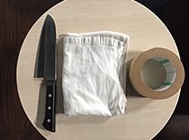 タオルを使った包丁の梱包手順1：厚手のタオルとテープを準備する