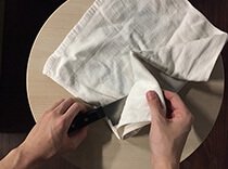 タオルを使った包丁の梱包手順2：包丁の刃を隠すようにタオルで包む