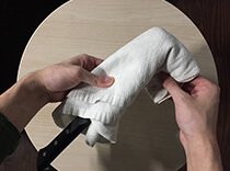 タオルを使った包丁の梱包手順3：刃先にスペースを空ける